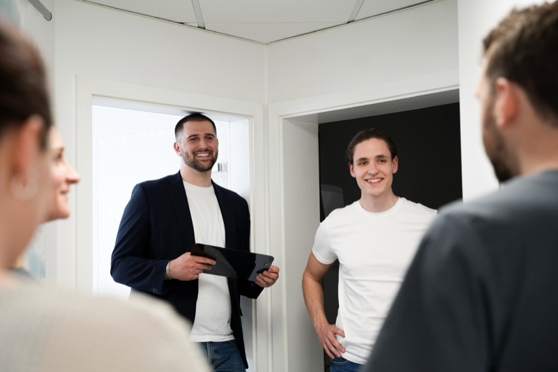 Marko und Moritz von MarModify in einer Partnerpraxis